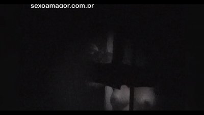Lourinho é secretamente filmado por um voyeur de bairro escondido atrás de tijolos ocos